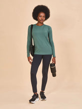 Load image into Gallery viewer, Model Front: Uv Line Rash Guard Longsleeve Fem New Fit Textura Verde Jade Upf50+