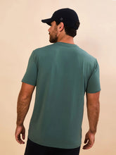 Load image into Gallery viewer, Model Back: Uv Line T-Shirt For Men T-Shirt New Fit Textura Masc Verde Jade Upf50+