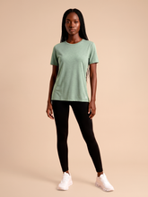 Load image into Gallery viewer, Model Front: Uv Line Rash Guard T-Shirt Fem New Fit Mix Green Upf50+