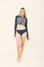 Load image into Gallery viewer, Model Front: Uv Line Set Set Dalia Marinho Upf50+