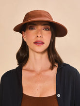 Load image into Gallery viewer, Model Front: Uv Line Caps Visor Capri Colors Nac Fem Coniac Upf50+
