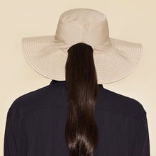 Load image into Gallery viewer, Model Back: Uv Line Floppy Hat San Diego Areia Kaki Upf50+
