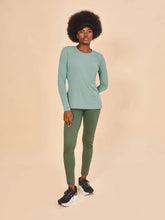 Load image into Gallery viewer, Model Front: Uv Line Rash Guard Longsleeve Fem New Fit Verde Agua Upf50+
