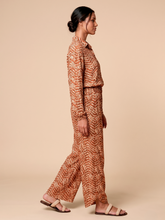 Load image into Gallery viewer, Image 03: Uv Line Beach Trousers Pants Meia Lua Tie Dye Pitanga Upf50+
