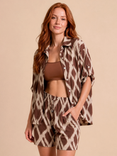 Load image into Gallery viewer, Model Front: Uv Line Beach Short Short Basic Diamond Upf50+
