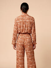 Load image into Gallery viewer, Model Back: Uv Line Beach Trousers Pants Meia Lua Tie Dye Pitanga Upf50+
