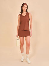 Load image into Gallery viewer, Model Front: Uv Line Fitness Top Regata Sport Color Fem Marrom Upf50+
