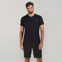 Load image into Gallery viewer, Model Front: Uv Line Fitness Top Sport Fit Mas Preto Upf50+

