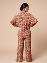 Load image into Gallery viewer, Model Back: Uv Line Shirtdress Shirt Vitoria Tie Dye Pitanga Upf50+

