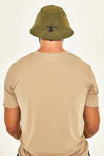 Load image into Gallery viewer, Model Back: Uv Line Bucket Hat Toronto Colors Verde Musgo Upf50+
