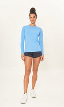 Load image into Gallery viewer, Model Front: Uv Line Rash Guard Camiseta Uv X Pro Ml Azul Claro Upf50+
