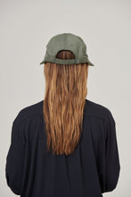 Load image into Gallery viewer, Model Back: Uv Line Caps Visor Nice Fem Militar Green Upf50+
