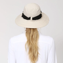 Load image into Gallery viewer, Model Back: Uv Line Floppy Hat Hat Paris Ville L Fem Sand Upf50+
