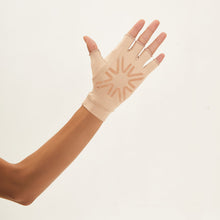 Load image into Gallery viewer, Image 02: Uv Line Glove Short Gloves Uni Chocolate Upf50+
