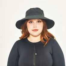 Load image into Gallery viewer, Model Front: Uv Line Floppy Hat Hat Lyon Nac L Fem Black Upf50+
