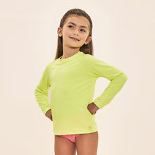 Load image into Gallery viewer, Model Front: Uv Line Rash Guard Acqua Qr Code Amarelo Fluor Upf50+

