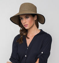 Load image into Gallery viewer, Model Front: Uv Line Floppy Hat Hat Santorini Imp Fem Mescla Upf50+
