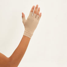 Load image into Gallery viewer, Model Back: Uv Line Glove Short Gloves Uni Chocolate Upf50+
