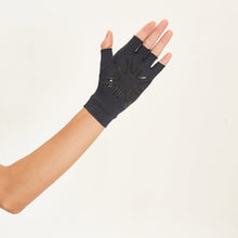 Load image into Gallery viewer, Model Back: Uv Line Glove Short Gloves Uni Black Upf50+
