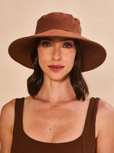 Load image into Gallery viewer, Gallery: Uv Line Floppy Hat Lyon Conhaque Upf50+
