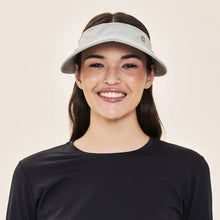 Load image into Gallery viewer, Model Front: Uv Line Visor Visor Pontal Cinza Upf50+

