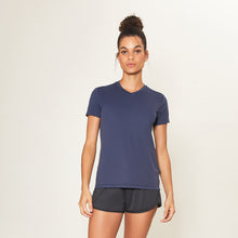 Load image into Gallery viewer, Model Front: Uv Line Fitness Top Sport Fit Fem Marinho Upf50+
