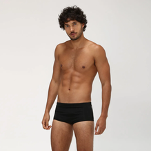 Load image into Gallery viewer, Model Front: Uv Line Sunga / Boxer Sunga Adulto V19 Preto
