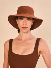 Load image into Gallery viewer, Model Front: Uv Line Bucket Hat Hat California Fem Cognac Upf50+
