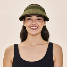 Load image into Gallery viewer, Model Front: Uv Line Visor Visor Brunei Verde Militar Upf50+
