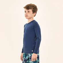 Load image into Gallery viewer, Image 02: Uv Line Rash Guard Acqua Qr Code Marinho Upf50+
