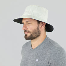 Load image into Gallery viewer, Model Front: Uv Line Bucket Hat Australia Areia Cinza Upf50+
