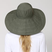 Load image into Gallery viewer, Model Back: Uv Line Floppy Hat Beverly Hills Verde Militar Upf50+
