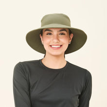 Load image into Gallery viewer, Model Front: Uv Line Bucket Hat California Azul Verde Militar Upf50+
