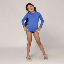 Load image into Gallery viewer, Model Front: Uv Line Rash Guard Camiseta Kids Uvpro Ml Azul Bic Upf50+

