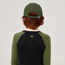 Load image into Gallery viewer, Model Back: Uv Line Caps Cap Teen Colors Verde Militar Upf50+
