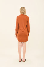 Load image into Gallery viewer, Model Back: Uv Line Shirtdress Shirtdress Copenhagen Caramelo Upf50+
